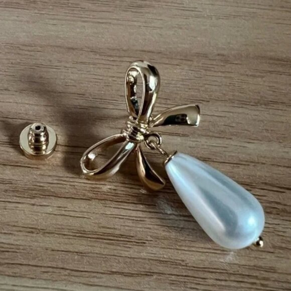 House of Harlow bow pearl earring - Picture 3 of 3